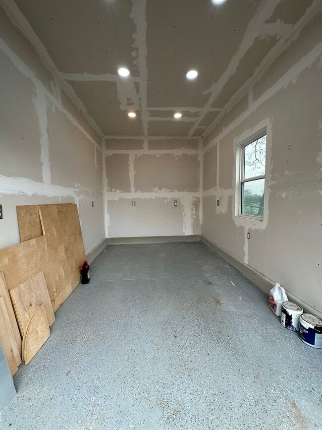 Building Photo - 4 Bedroom/3 Bathroom House in Piney Flats, TN