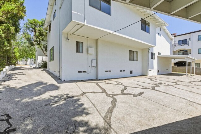 Building Photo - 2356 Montrose Ave