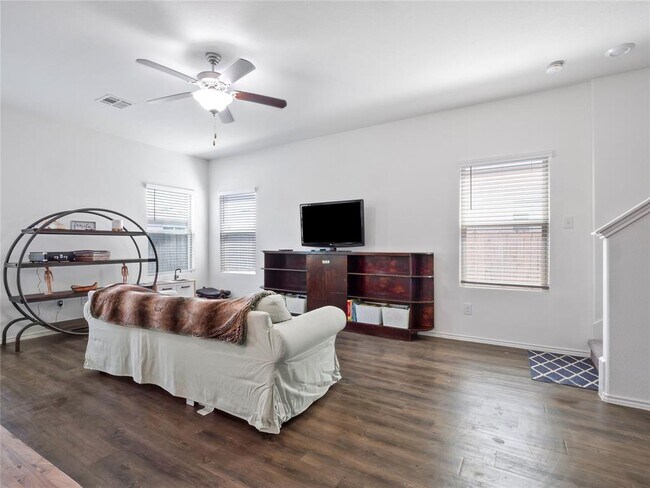 Building Photo - 109 Comet Dr
