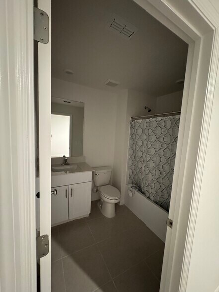 Building Photo - 10235 Alder Green Dr