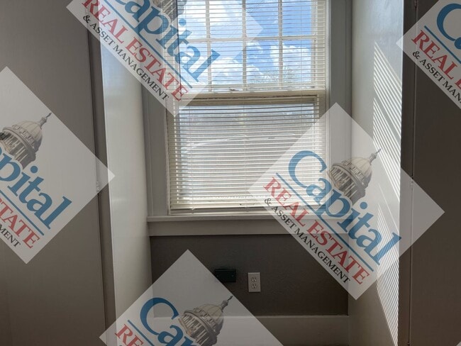 Building Photo - Cozy 2 Bedroom