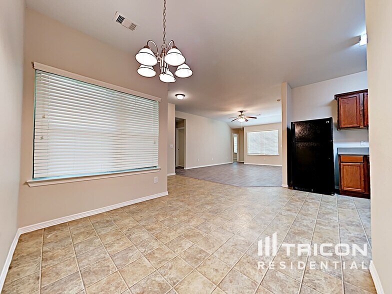 Building Photo - 110 N Golden Oak Dr
