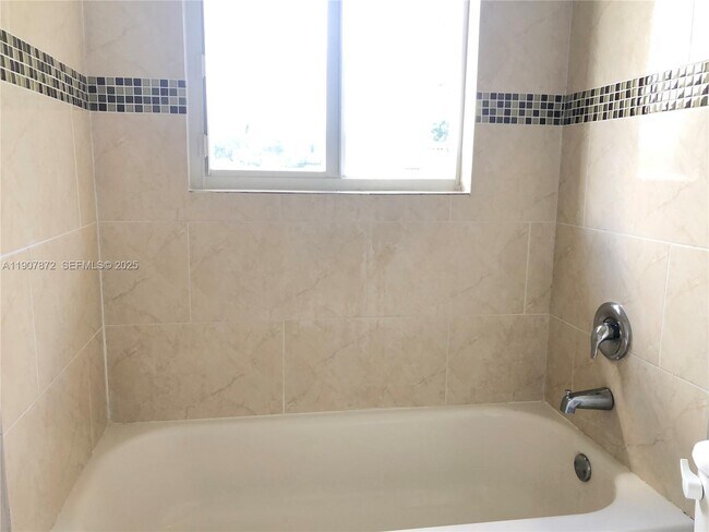 Building Photo - 1940 Washington Ave