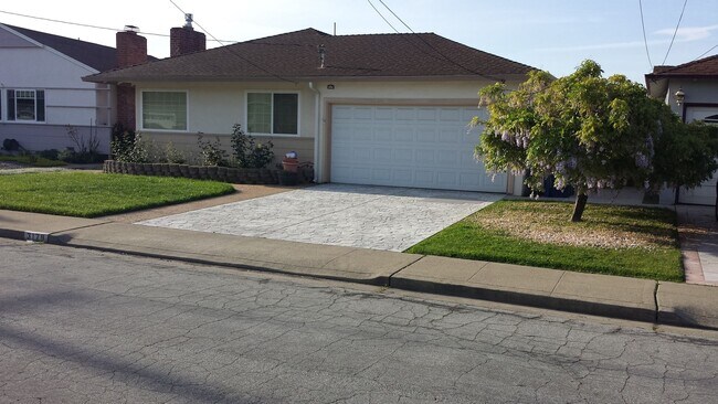 Building Photo - Charming Castro Valley Home: Spacious Livi...