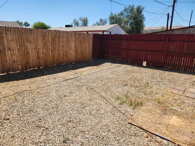 Building Photo - FABULOUS 2 BEDROOMS AND 1 BATHROOM FOR LEASE