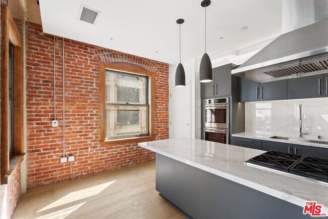 Building Photo - 808 S Broadway
