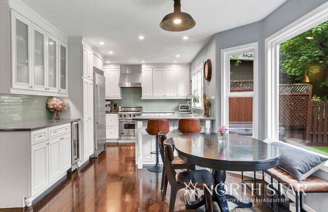 Building Photo - $1000 Off First Months Rent in Lake Oswego
