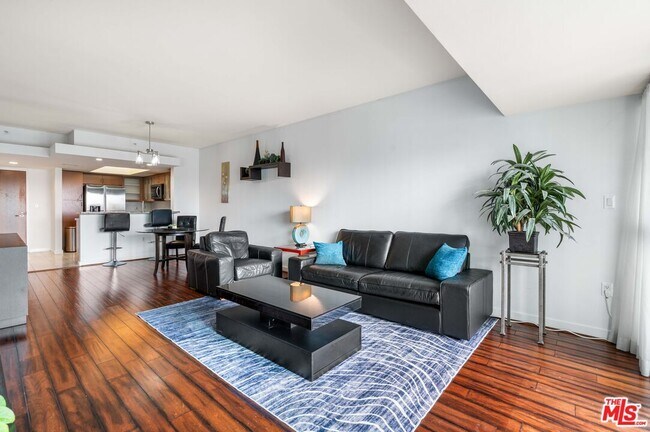 Building Photo - 13700 Marina Pointe Dr