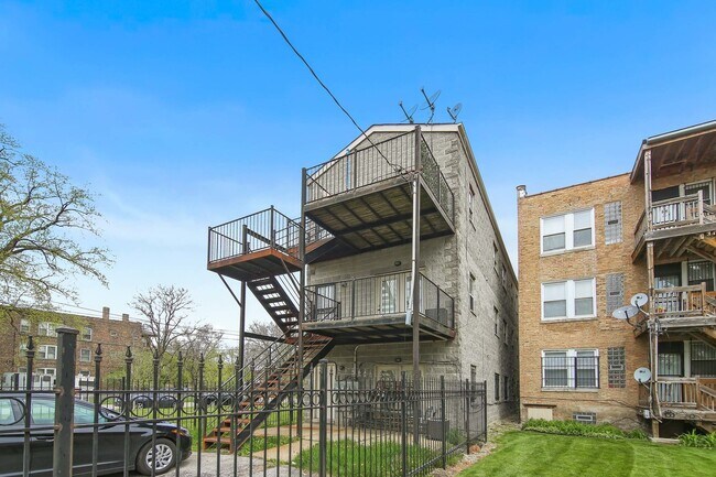 Building Photo - 1453 W Garfield Blvd