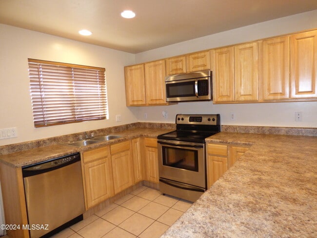 Building Photo - 1077 N Riverside Dr