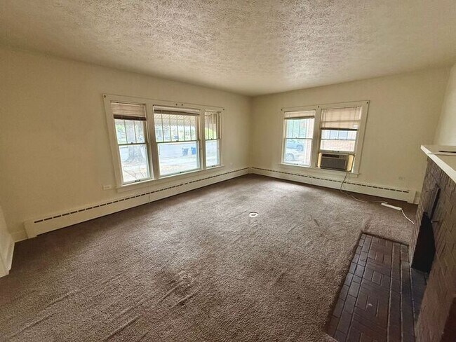 Building Photo - 1/2 Off First Months Rent! 3 Bed + 2 bonus rooms in basement, 2 Bath Home NEAR CSU! Flexible leas...