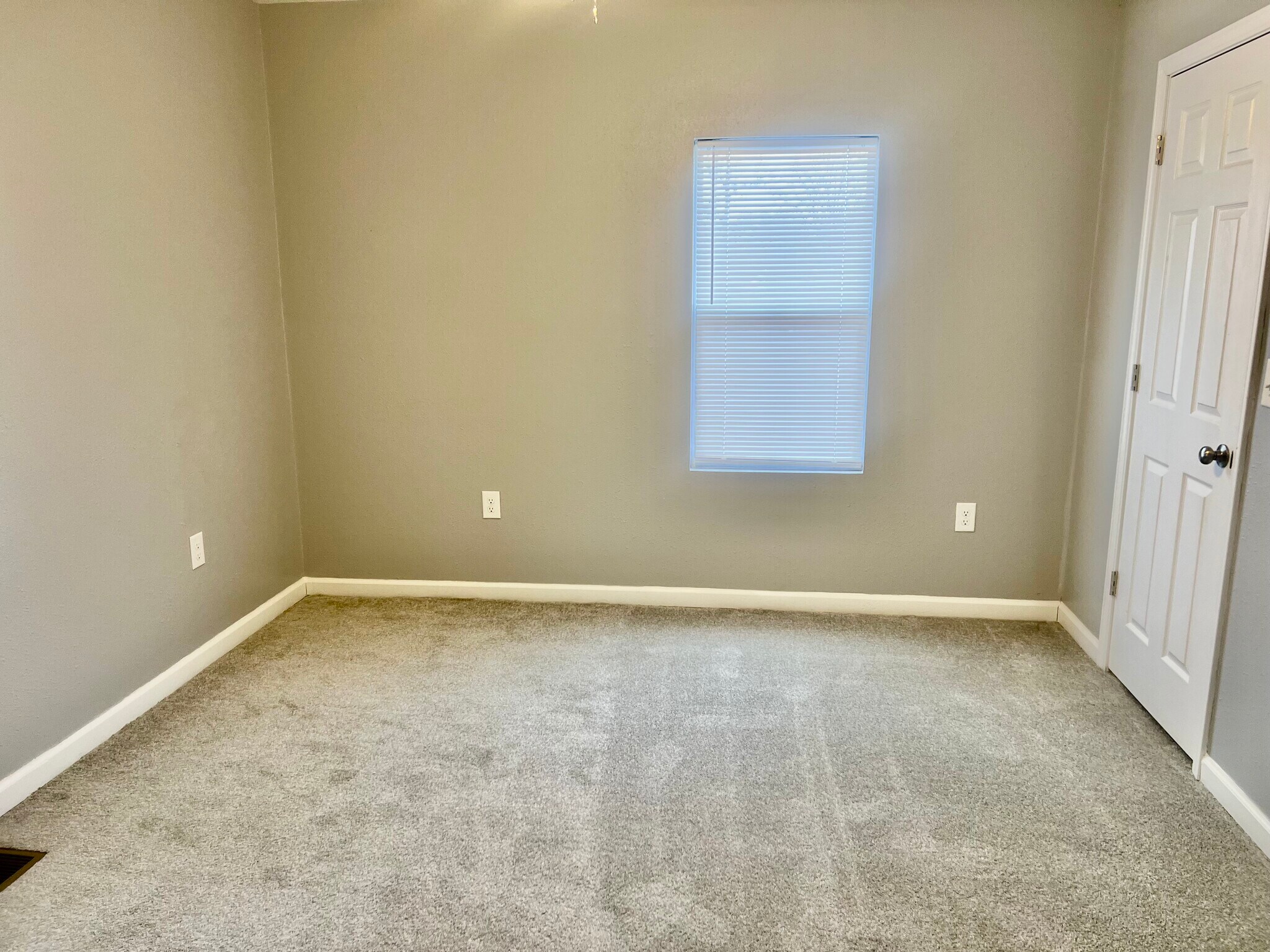 Building Photo - 2210 Salu St