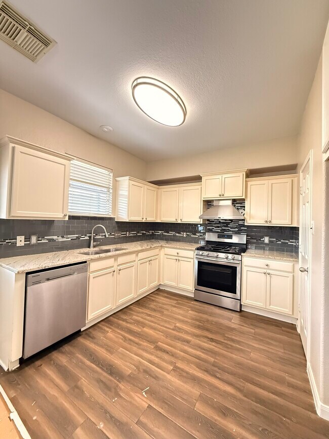 Building Photo - 23603 Maple Vista Ln