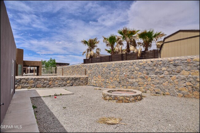Building Photo - 14373 High Rock Dr