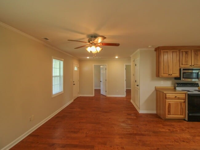 Building Photo - Convenient 2 bed 1 bath home in Athens City located near Athens State University and downtown Ath...