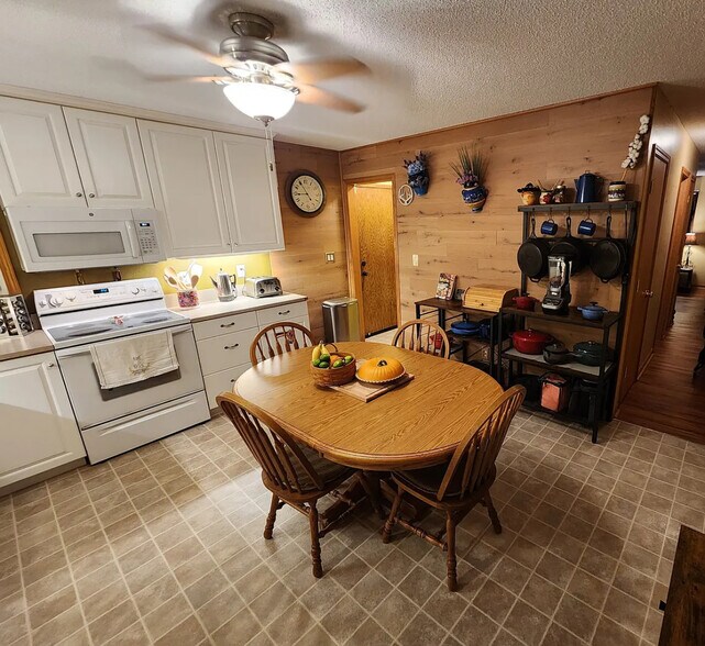 Building Photo - 210 NE 12th Street Pl