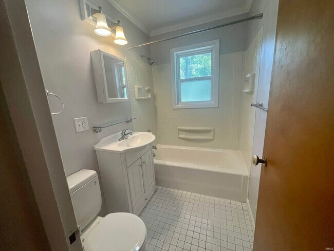 Building Photo - 1822 E 2nd St