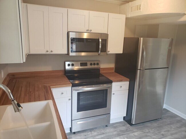 Building Photo - NEWLY RENOVATED 2 BEDROOM 1 BATH UNIT IN A...