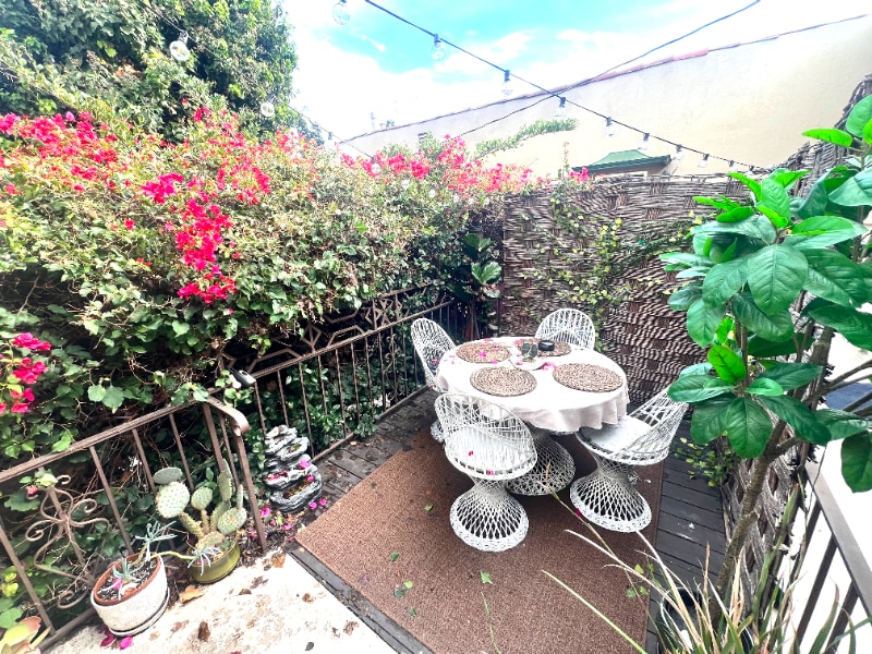 Building Photo - 2264 1/4 Beachwood Dr