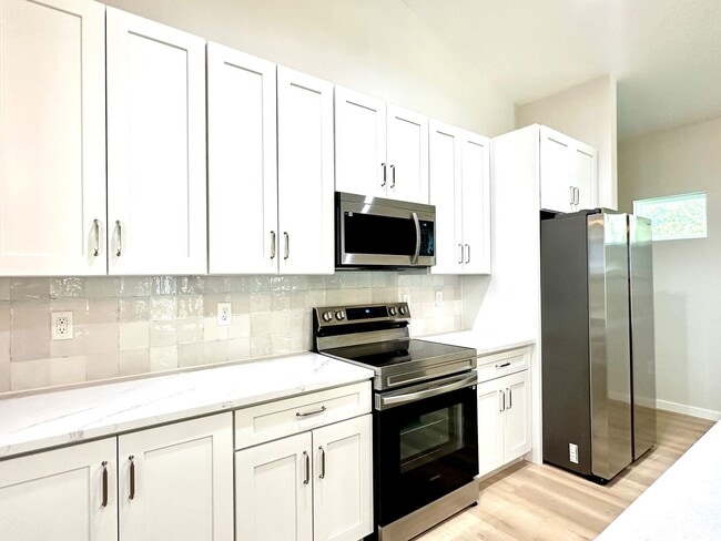 Building Photo - Gorgeous New Home! Close to Historic District and Beach