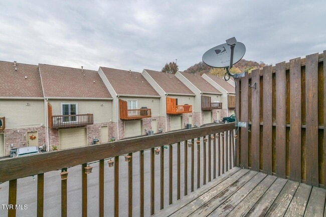 Building Photo - 2503 E Lakeview Dr