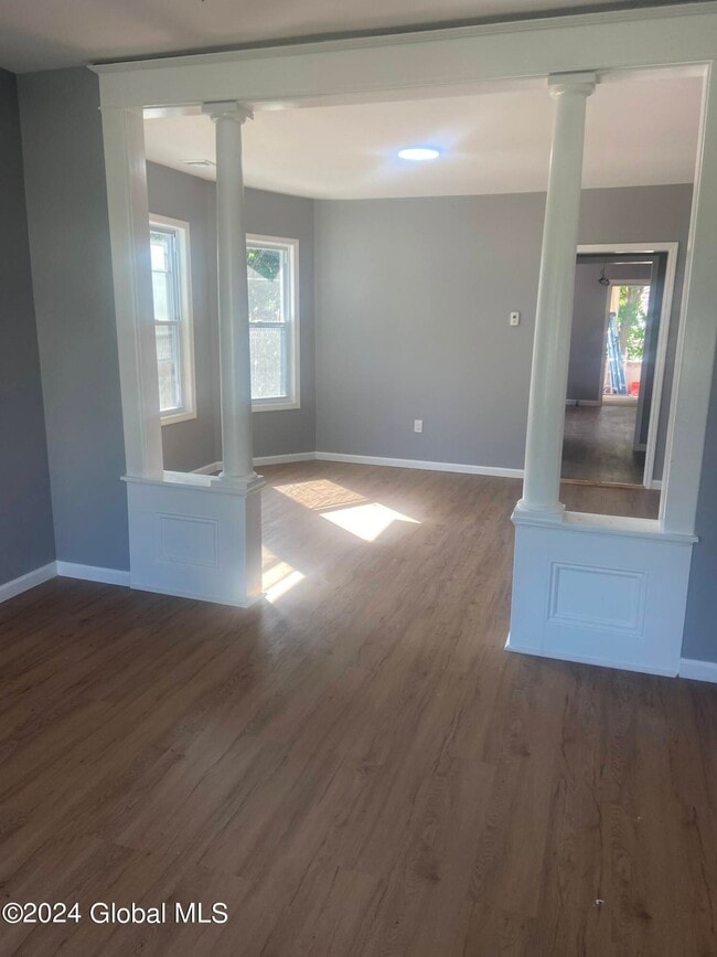 Building Photo - 533 Paige St