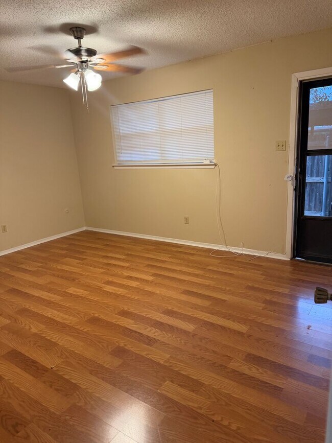 Building Photo - Centrally Located 1 Bedroom Unit