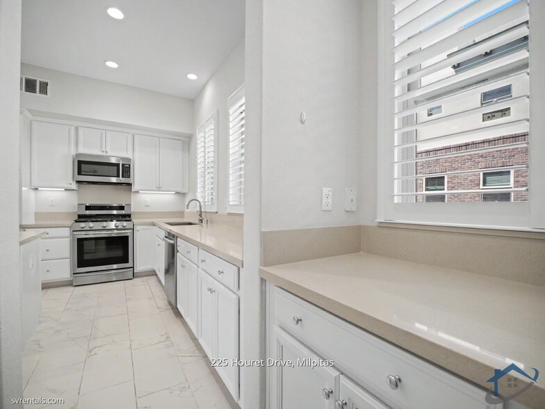 Building Photo - 225 Houret Dr