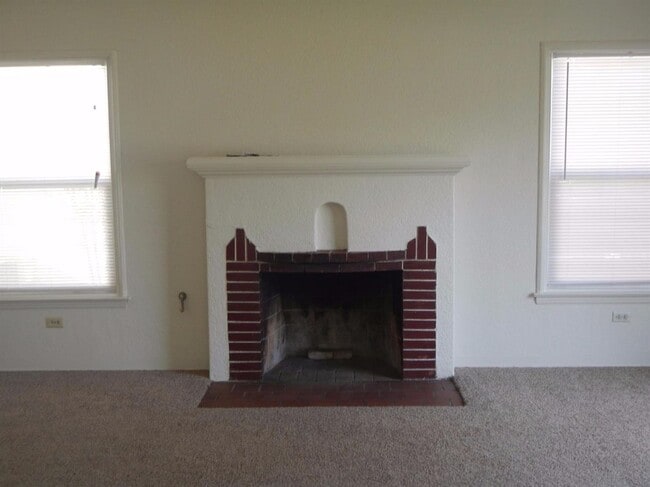 Building Photo - Bright & Breezy 3BR Fresno Retreat!