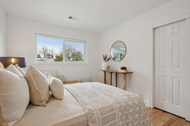 Building Photo - Updated Woodland Estates Home