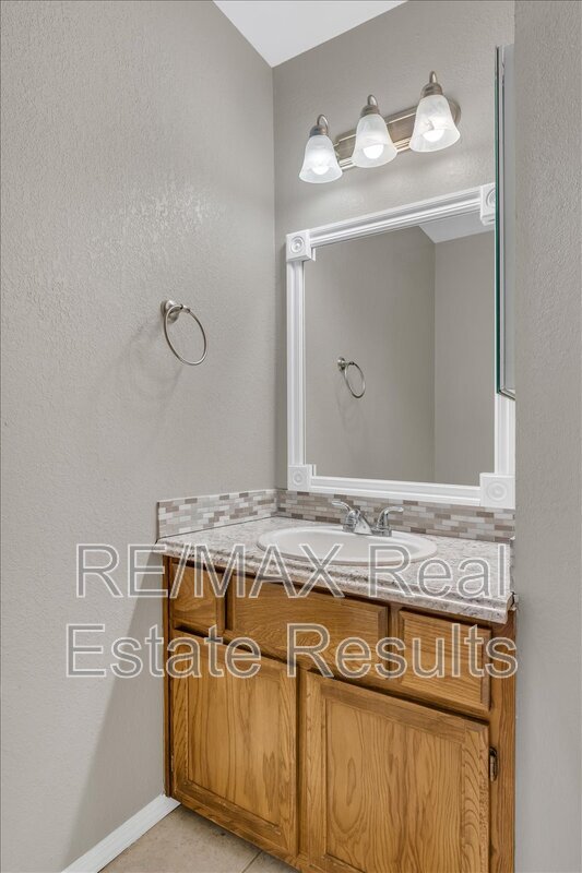 Building Photo - 5 Yates Ln