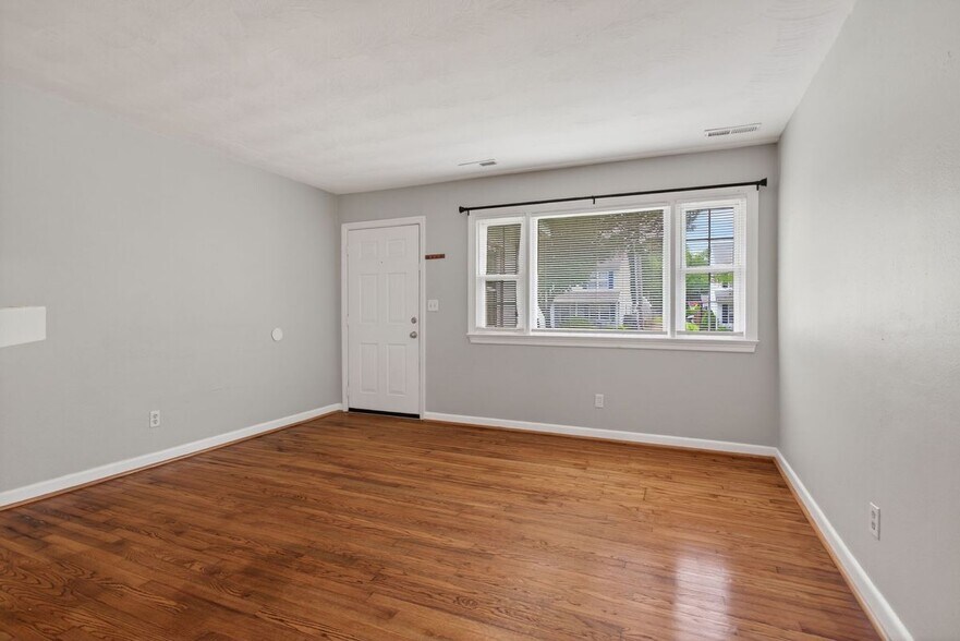 Building Photo - 404 Roselynn Ln