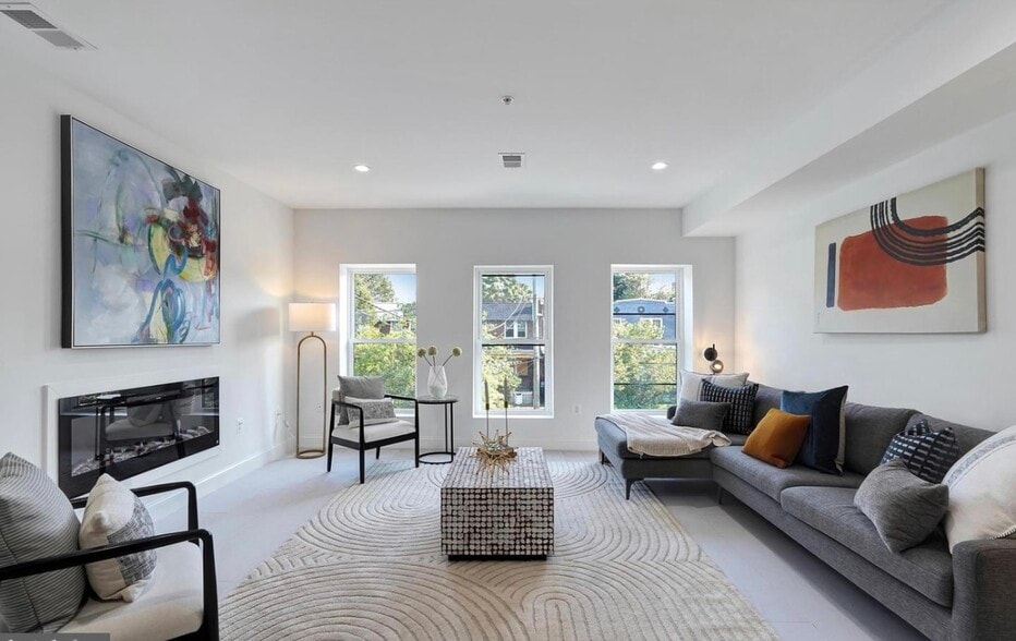 Building Photo - 638 Franklin St NE