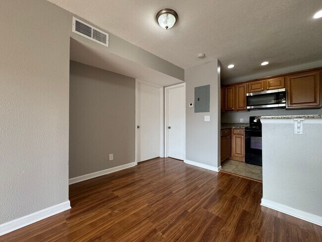 Building Photo - Altamonte Springs Top Floor Condo ~ Gated Waterfront Community ~ Must See!
