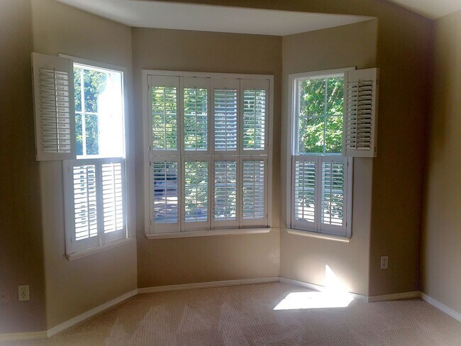 Building Photo - Wonderful John's Landing Updated Townhouse...