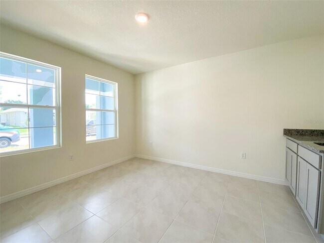 Building Photo - 495 Lily Ln