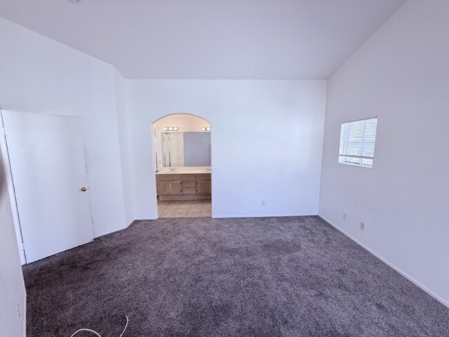 Building Photo - 2-Bed, 2-Bath Condo with Fireplace in San ...