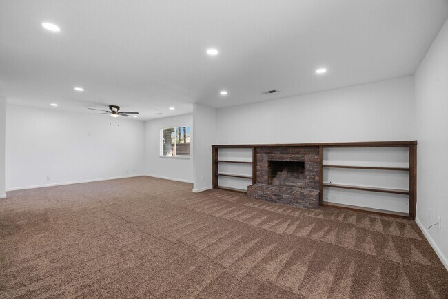 Building Photo - 1684 E Walnut Ave