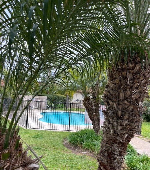 pool and community space - 1225 N Broadway