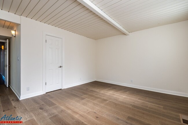 Building Photo - Stunning & Spacious Home | Panoramic Views