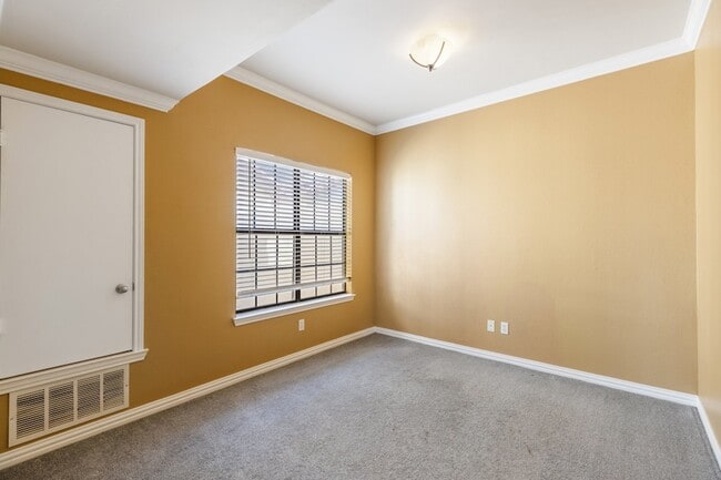 Building Photo - 602 Mission Cir
