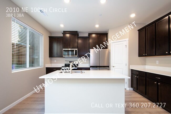 Building Photo - Stunning New 3BD Townhome In North Hazel Dell