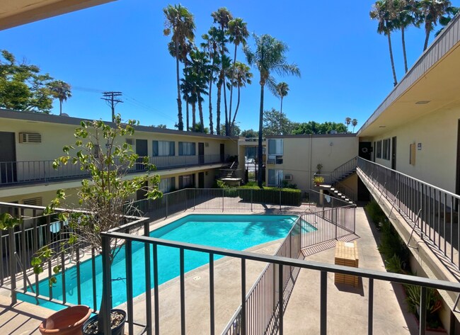 Building Photo - Cozy 1 bedroom unit located in Canoga Park...
