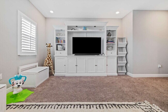 Building Photo - "Devonshire Model 5-Bedroom Retreat with 3...
