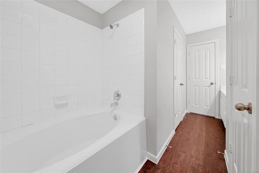 Building Photo - 5023 Deer Point Dr