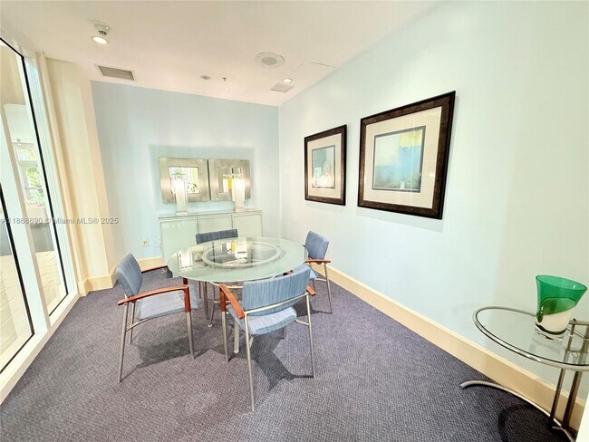 Building Photo - 2000 N Bayshore Dr
