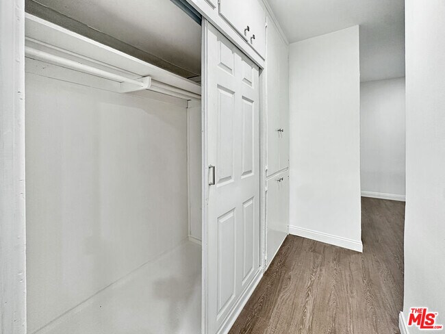 Building Photo - 5113 Roseland St