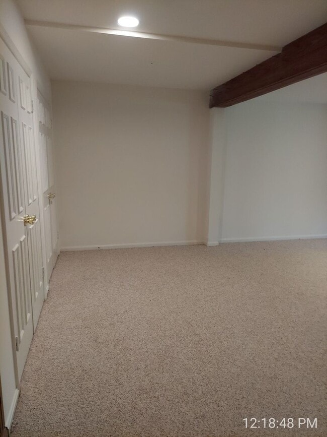 Building Photo - Spacious And Sun-Filled 3 Bedroom 2.5 Bath...