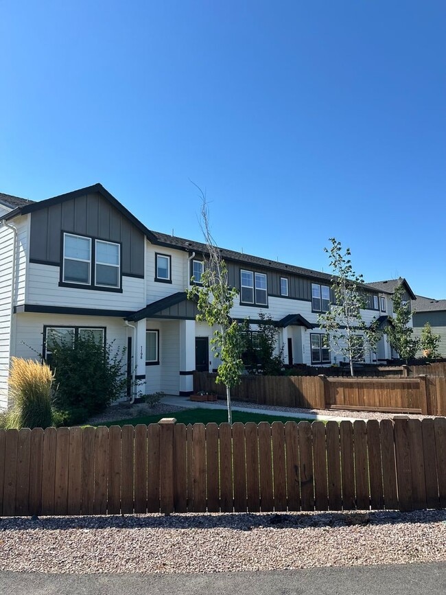 Building Photo - ? Modern 3-Bedroom Townhouse with Bright O...