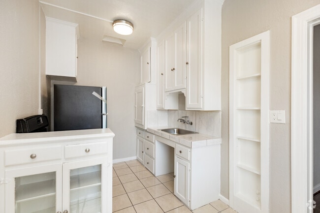 Studio, 1BA - 450SF - Mariposa IV